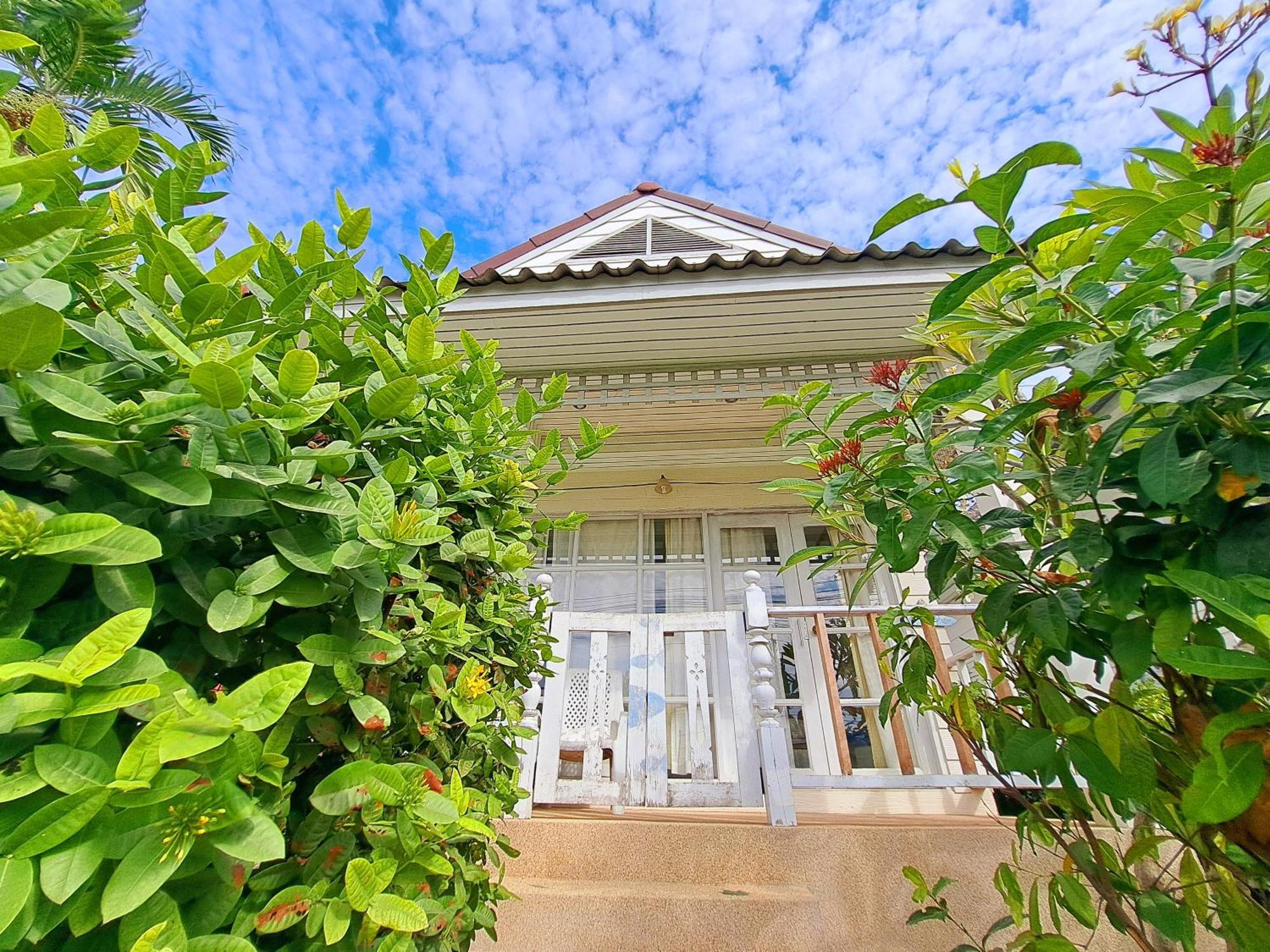 Prathana Garden Beach Resort Хуа Хин Экстерьер фото